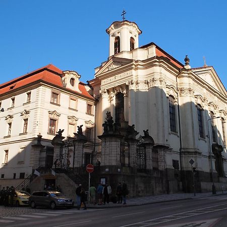 Apartments With Large Balcony, Parking Praha Bagian luar foto